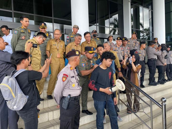 aksi-solmadapar-menuntut-hentikan-pertambangan-...
