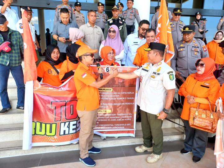 aksi-massa-partai-buruh-di-kantor-gubernur-kalb...